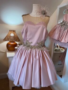 Elegant Pink Girls' Party Dress with Feather & Lace Trim